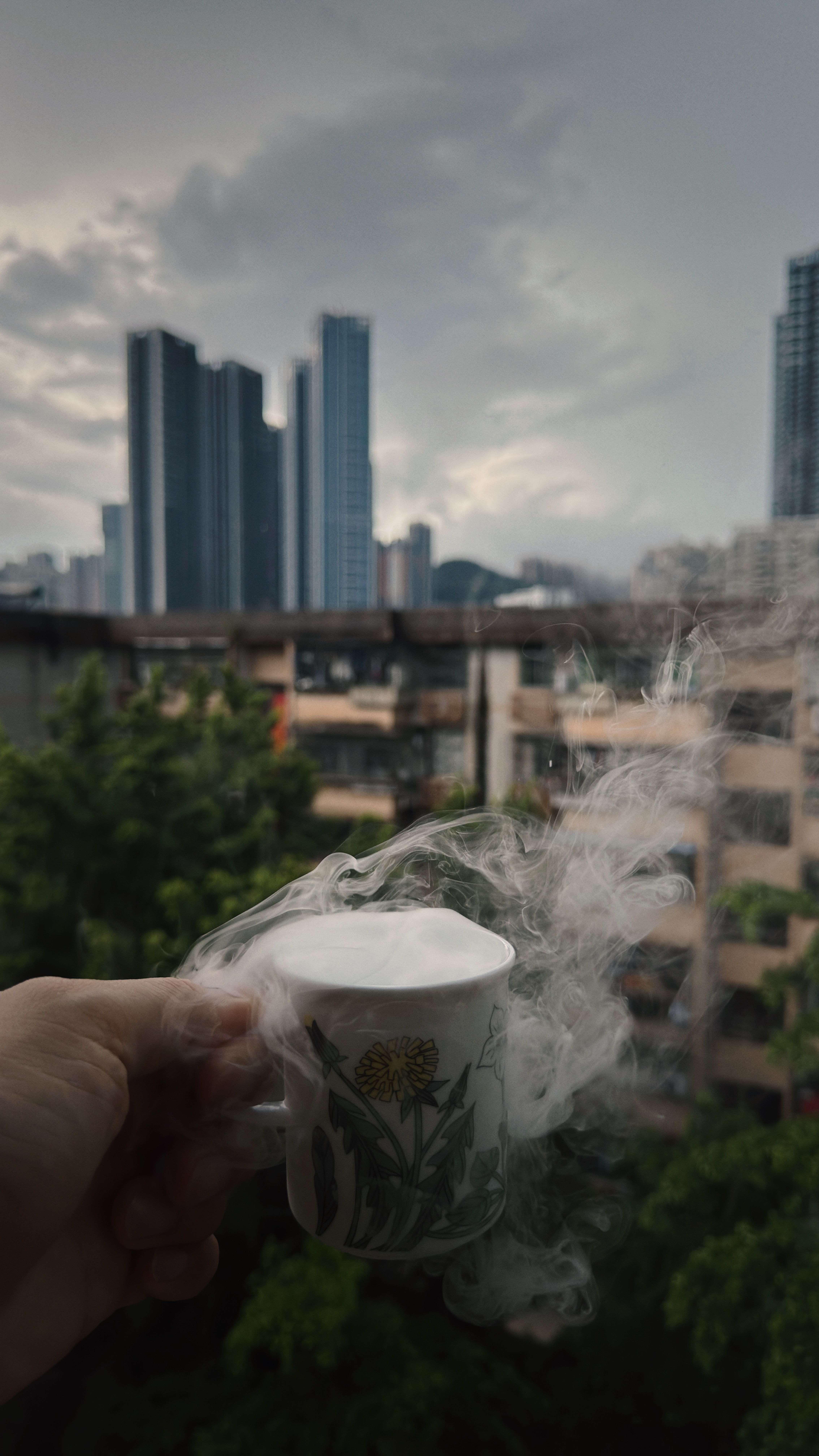 雪糕到了，保温箱里的干冰还剩好多。 