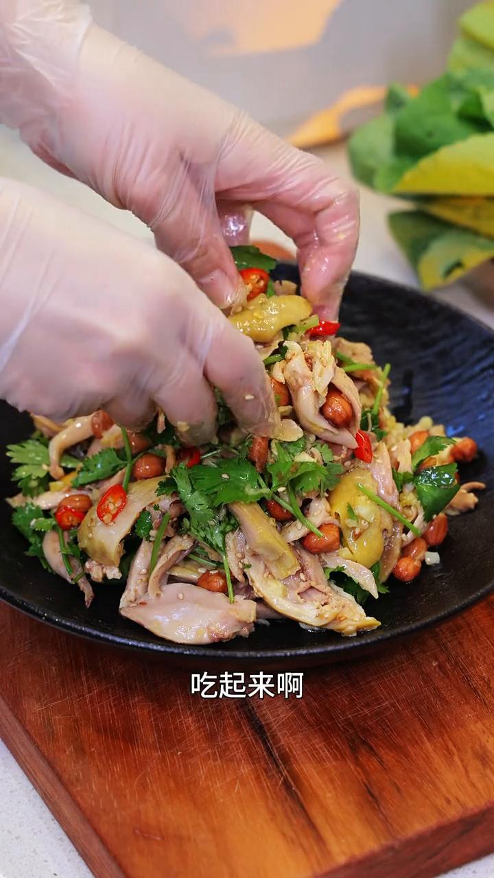 当你想吃鸡又不知道怎么做的时候，来试试今天这一道盐焗手撕鸡，吃起来是皮爽肉滑又咸