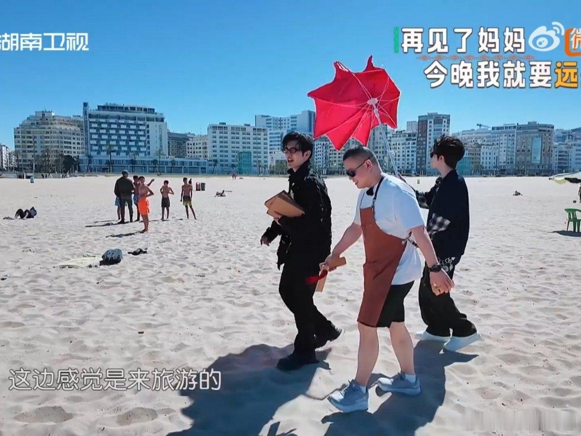 沈月黄晓明的悲欢并不相通人类的悲欢并不相通，那边沈月翟潇闻疯狂出餐，这边黄晓明岳