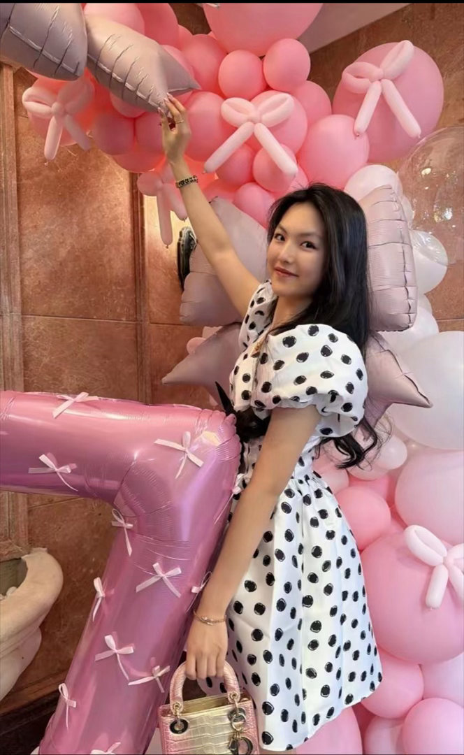 王诗龄⁠￼￼庆祝17岁生日照曝光，瘦了好多啊 ​​​