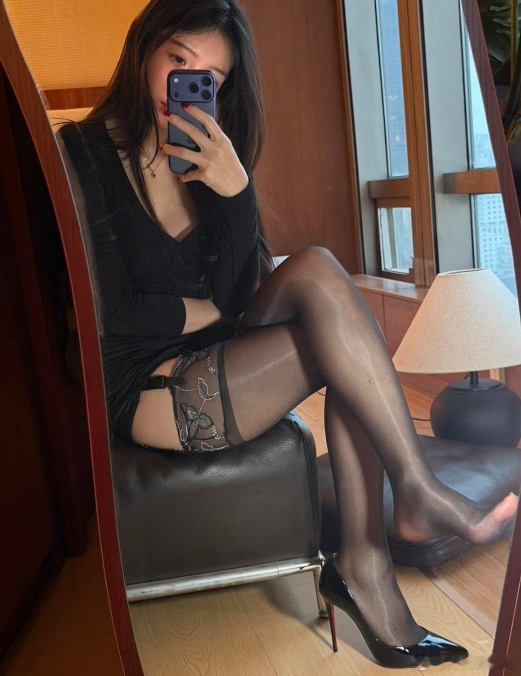 同事问我她穿的什么袜？ 