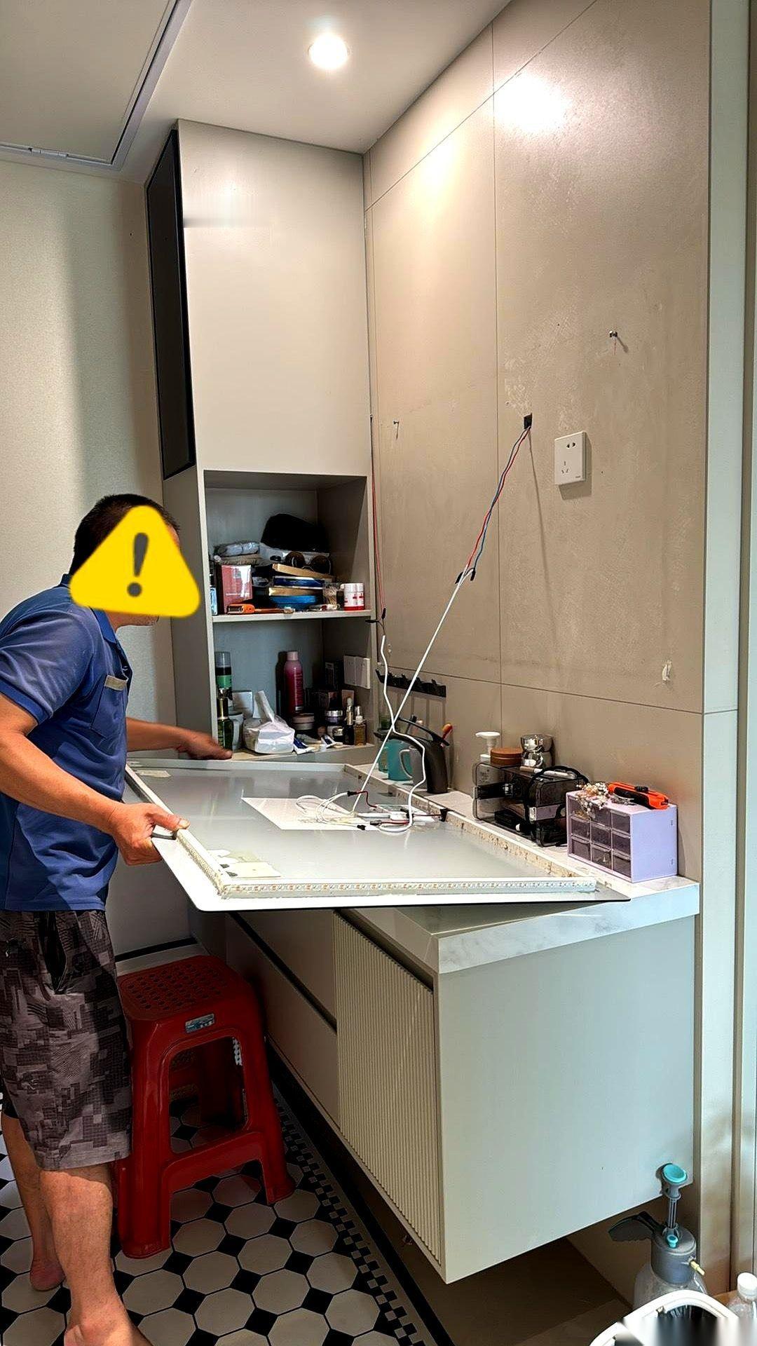 前一秒，网上刚爆出有人找“啄木鸟”上门通马桶，被几瓶“管道疏通剂”硬生生榨走34