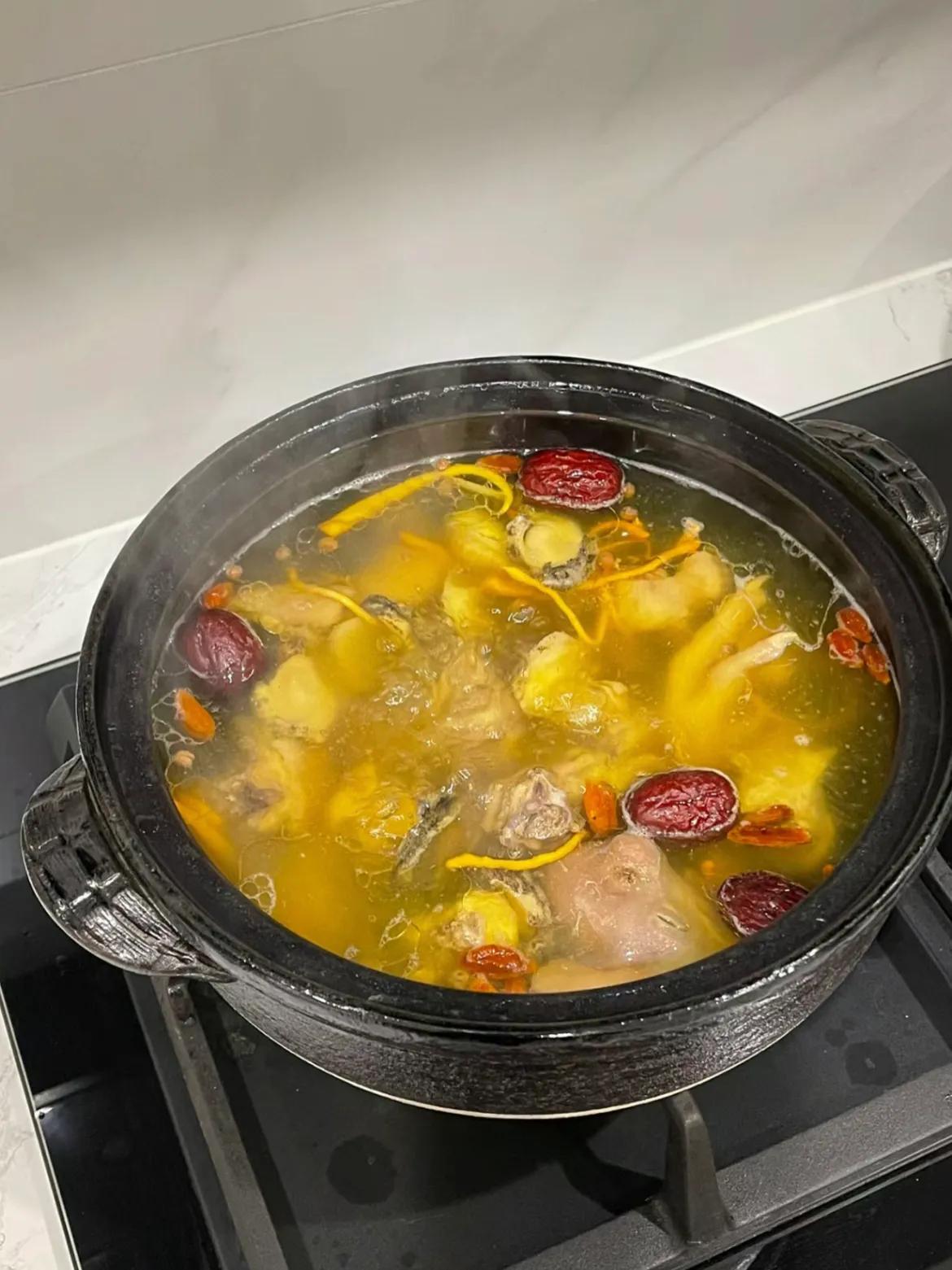 婆婆花268元买了只土鸡，炖好鸡汤后，喊我们去吃。儿子刚舀了一勺，却被婆婆一把打