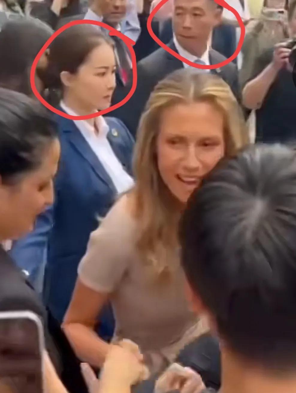 叙利亚总统夫妇访华已经好几天了，这些天总统夫人身边始终有一个长相清秀但却显得无比