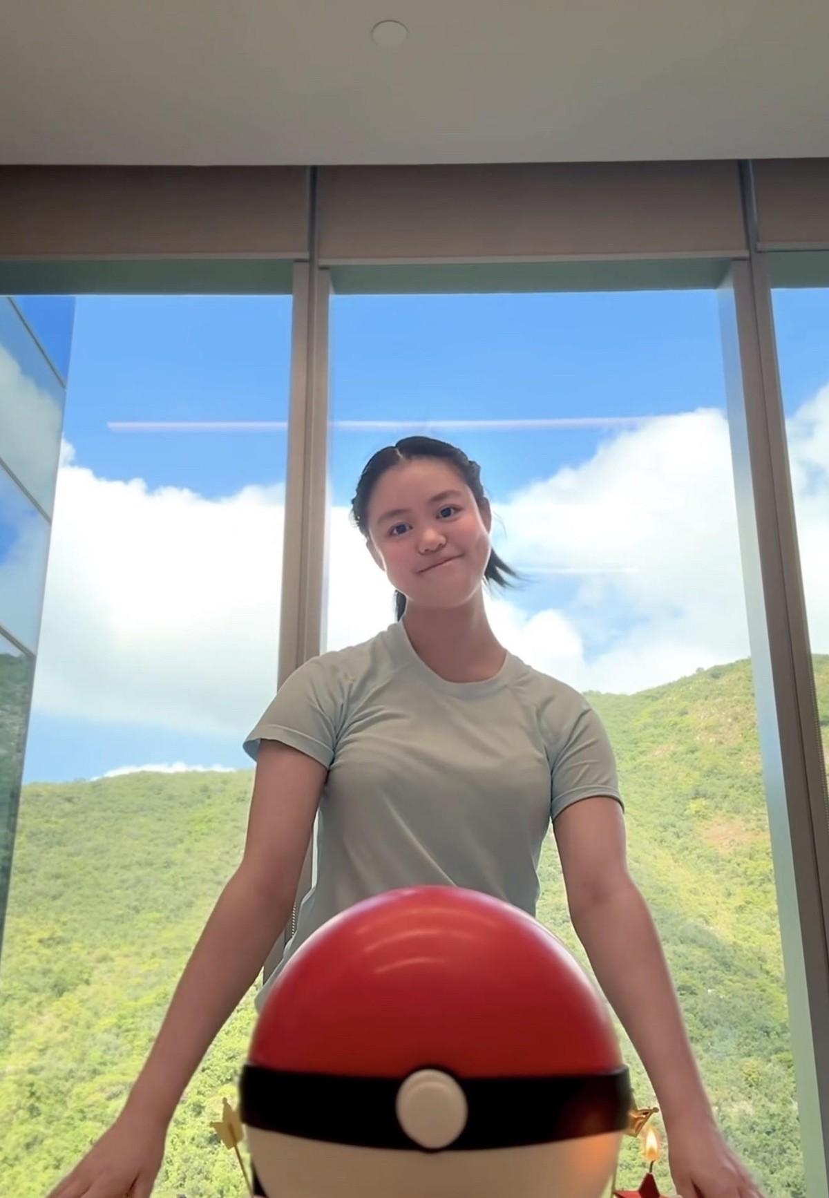 10月18日，刘銮雄大女儿刘秀盈晒了张庆生照，地点不在什么五星酒店，就在教室里，