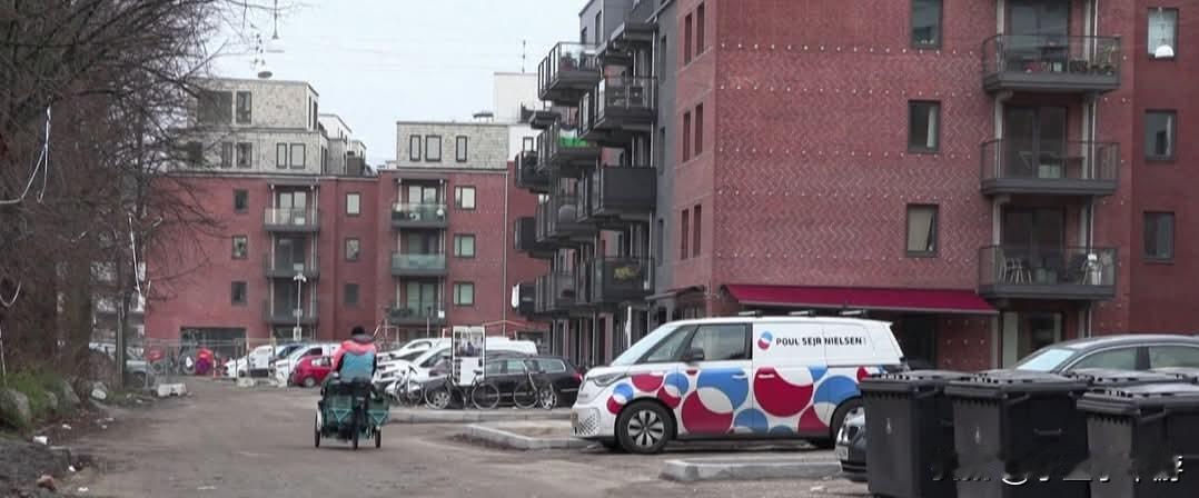 丹麦在2018年颁布「贫民窟法」，规定凡是「非西方移民及后裔」比例过半的社区，必