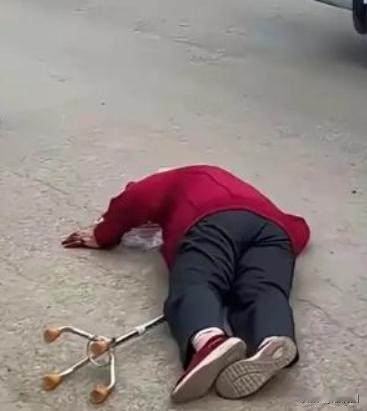 杭州62岁阿姨摔倒躺在路边25分钟，路人不敢上前搀扶，救护车接进急诊，她一口咬定