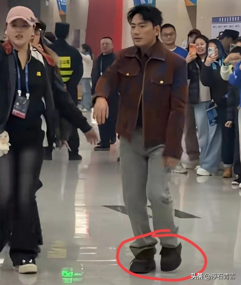 为什么海来阿木出现在公众场合，总是要穿着一双增高鞋，看了感觉特别的违和。
我是观