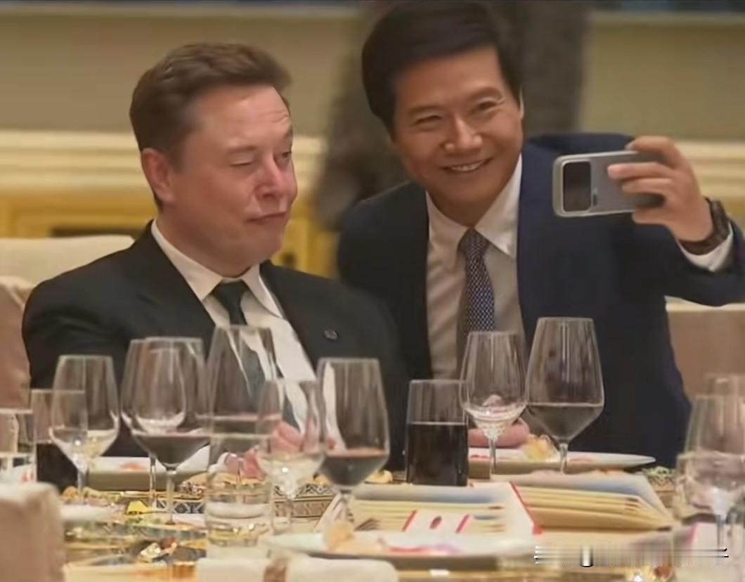 今天的晚宴上，雷军找马斯克合影，很多人说马斯克有点高傲，雷总主动找他合影，他也不