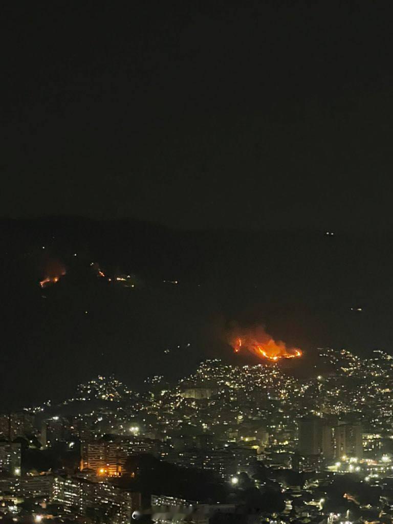 委内瑞拉首都传来数声爆炸声 委内瑞拉首都加拉加斯遭到空袭，该市部分地区断电。防空