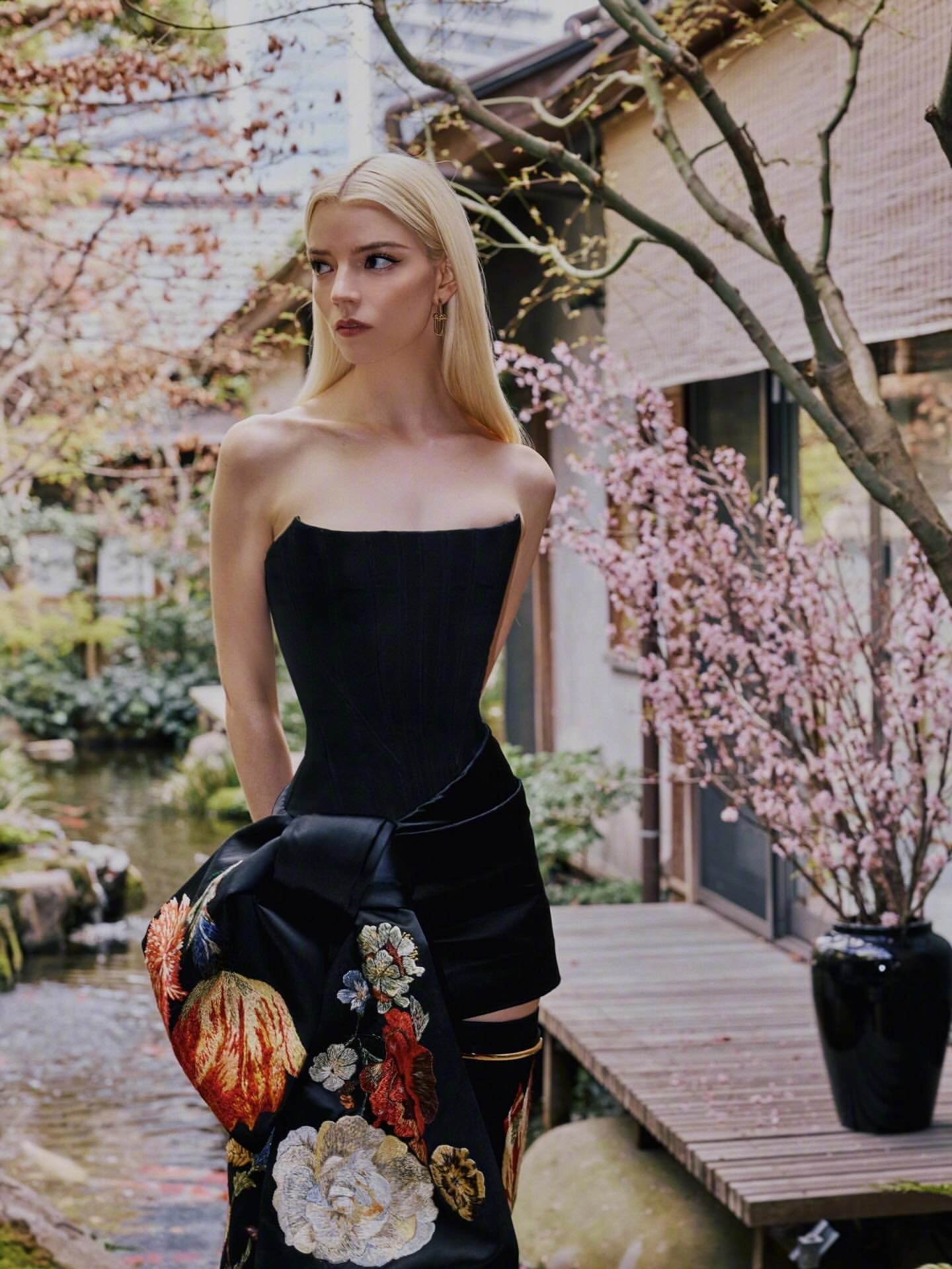 安雅Anya Taylor-Joy 继续日本宣传《超级马里奥银河大电影》，身着由