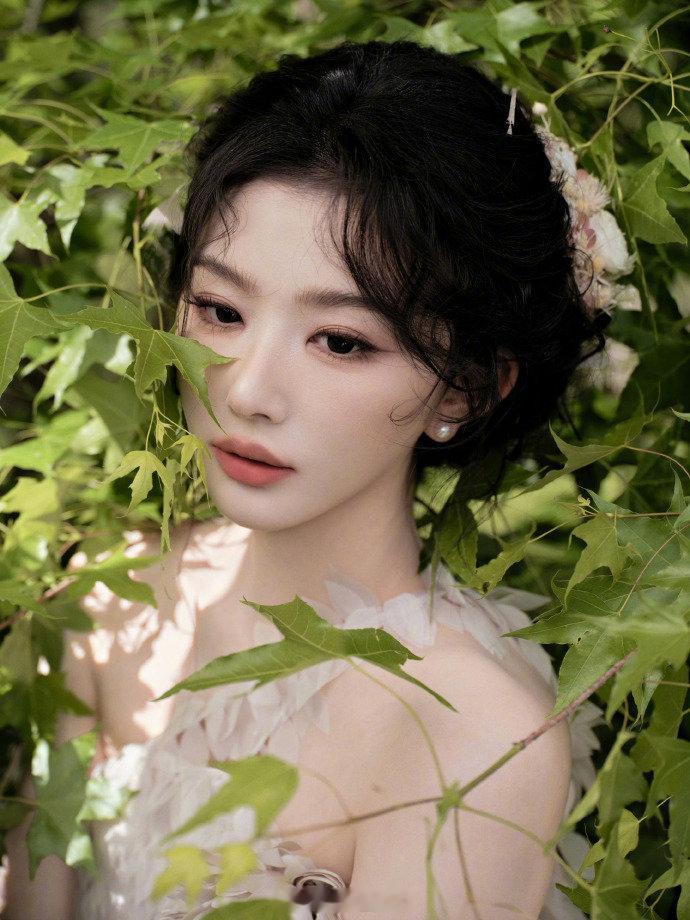 孔雪儿 花仙子 Vogue 新图美出新高度！再度化身灵动花仙子💐 延续经典花系
