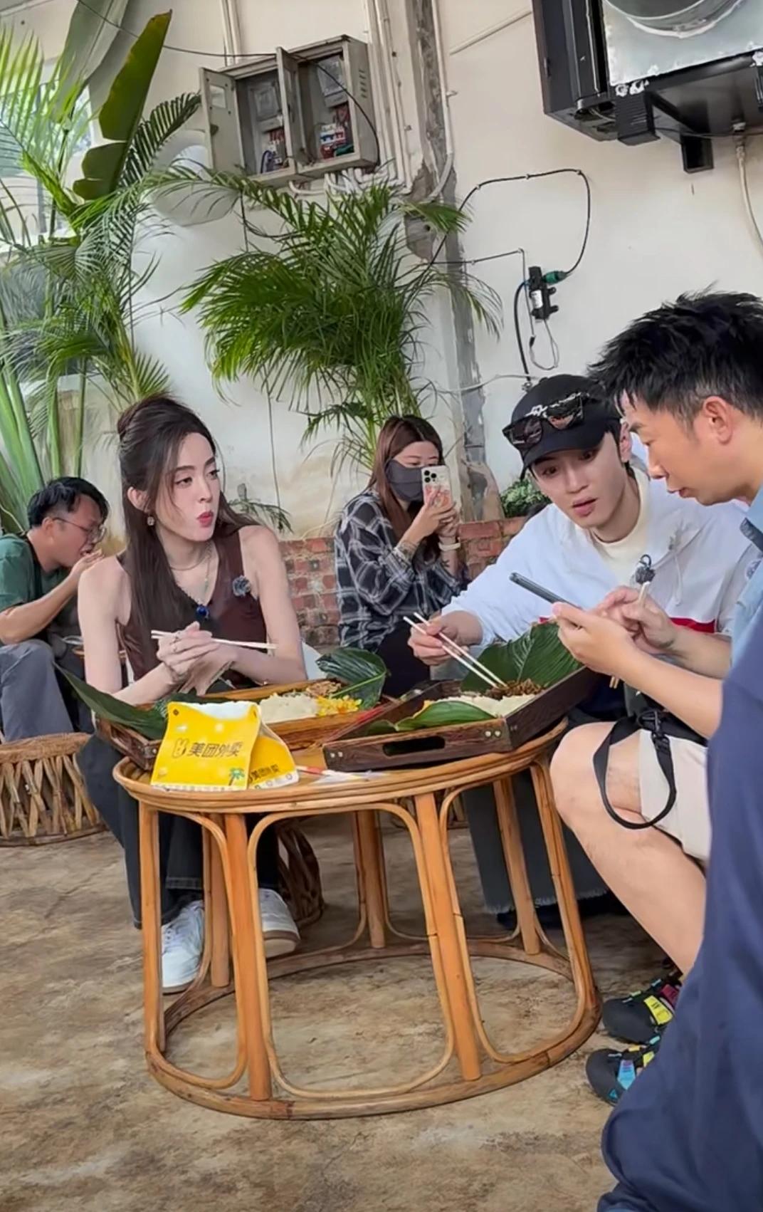 偶遇娜扎拍摄综艺节目
娜扎本人是真瘦啊
简直就是行走的衣架子
吃饭的时候小口小口