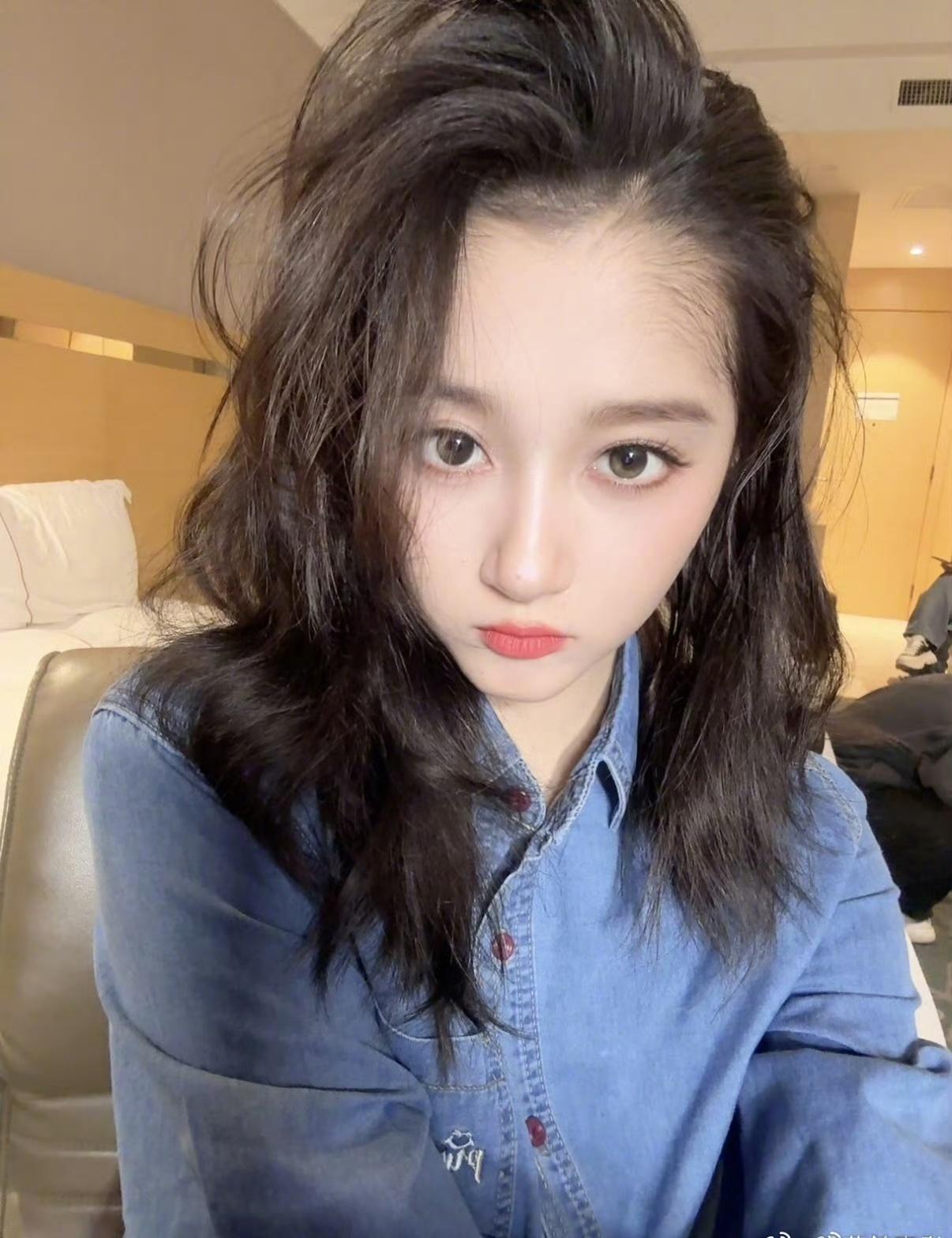 关晓彤比心自拍关晓彤抵达吕梁，她对着镜头比心，可爱的样子让人忍不住多看几遍