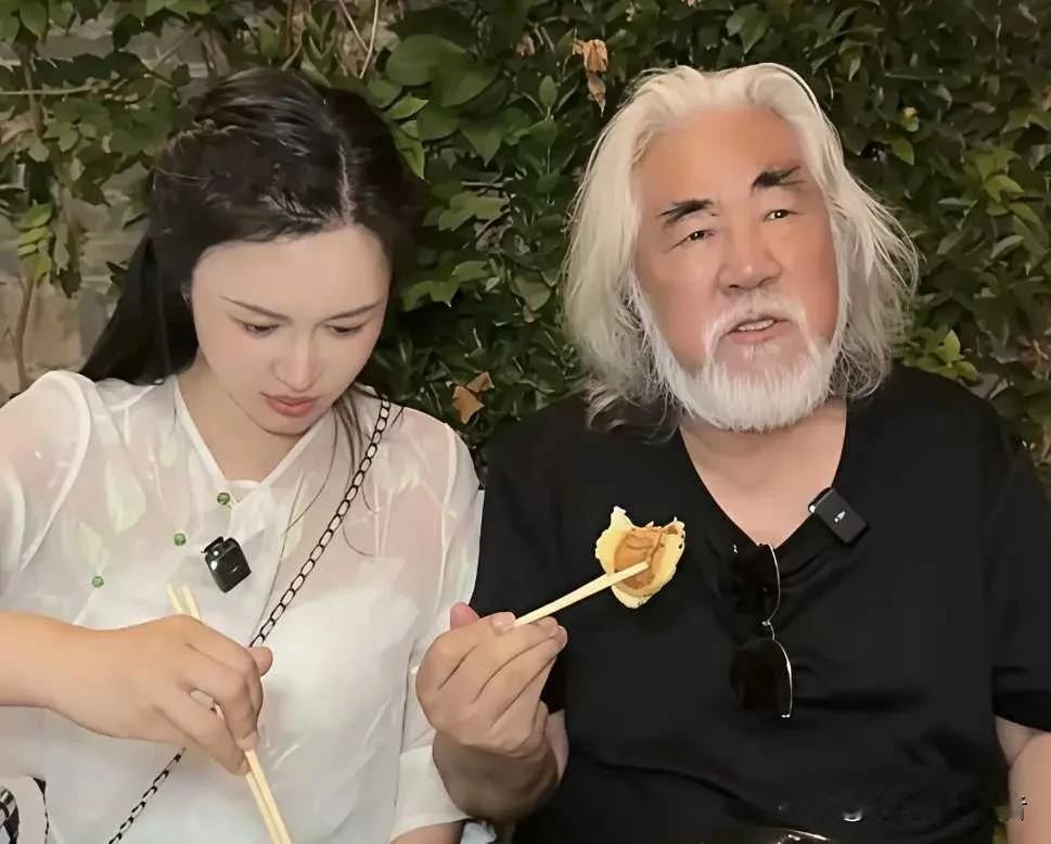 杜星霖的存在让张纪中至少年轻30岁。张纪中70多岁了还会陪着自己的娇妻一起逛夜市