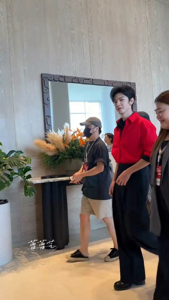 陈哲远黑红look 陈哲远黑红衬衫叠搭造型 陈哲远黑红look，陈哲远黑红衬衫叠