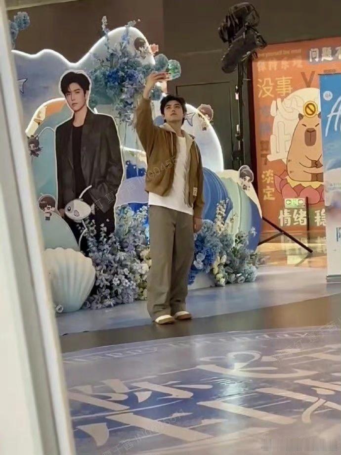 粉丝：我们为陈飞宇布置了生日痛楼。陈飞宇：我来看。然后他真的拍完戏就去了！空降突