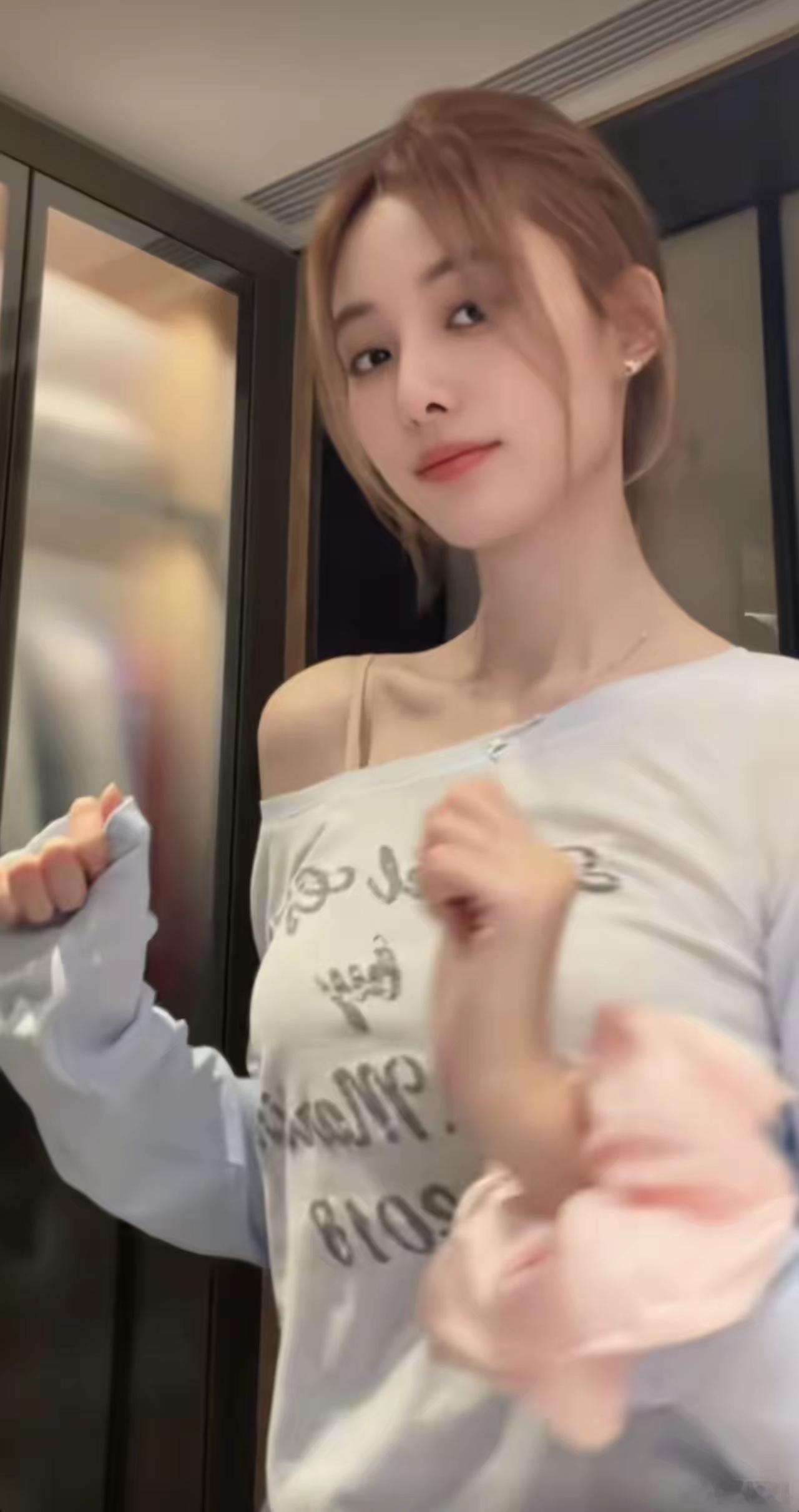 终于明白为什么徐艺洋会命好了。因为她得到的同时也给予。现在很多女人立独立人设，或