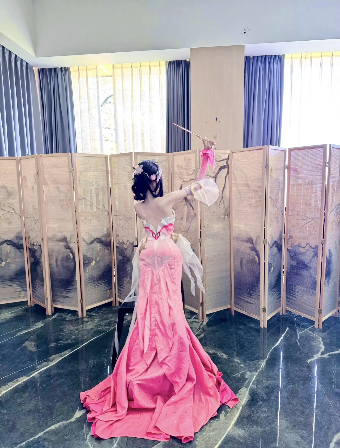 这些年你拍了很多好看的照片 但是我还是喜欢三年前你只会比剪刀手的那张甄姬游园惊梦