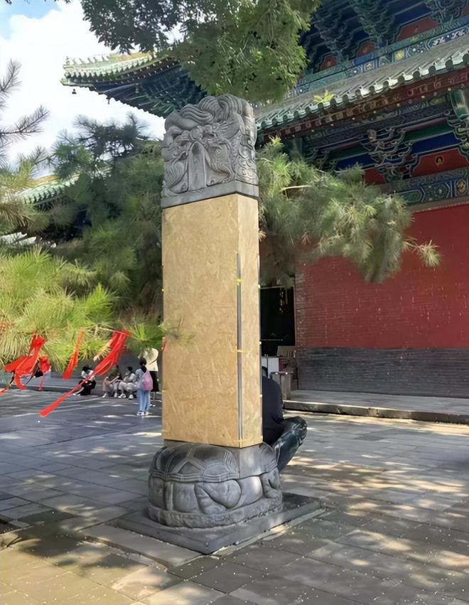 自释永信丑闻曝光后，他迅速跌落神坛，成为众矢之的。丑闻接连被揭露，包括给多位女明