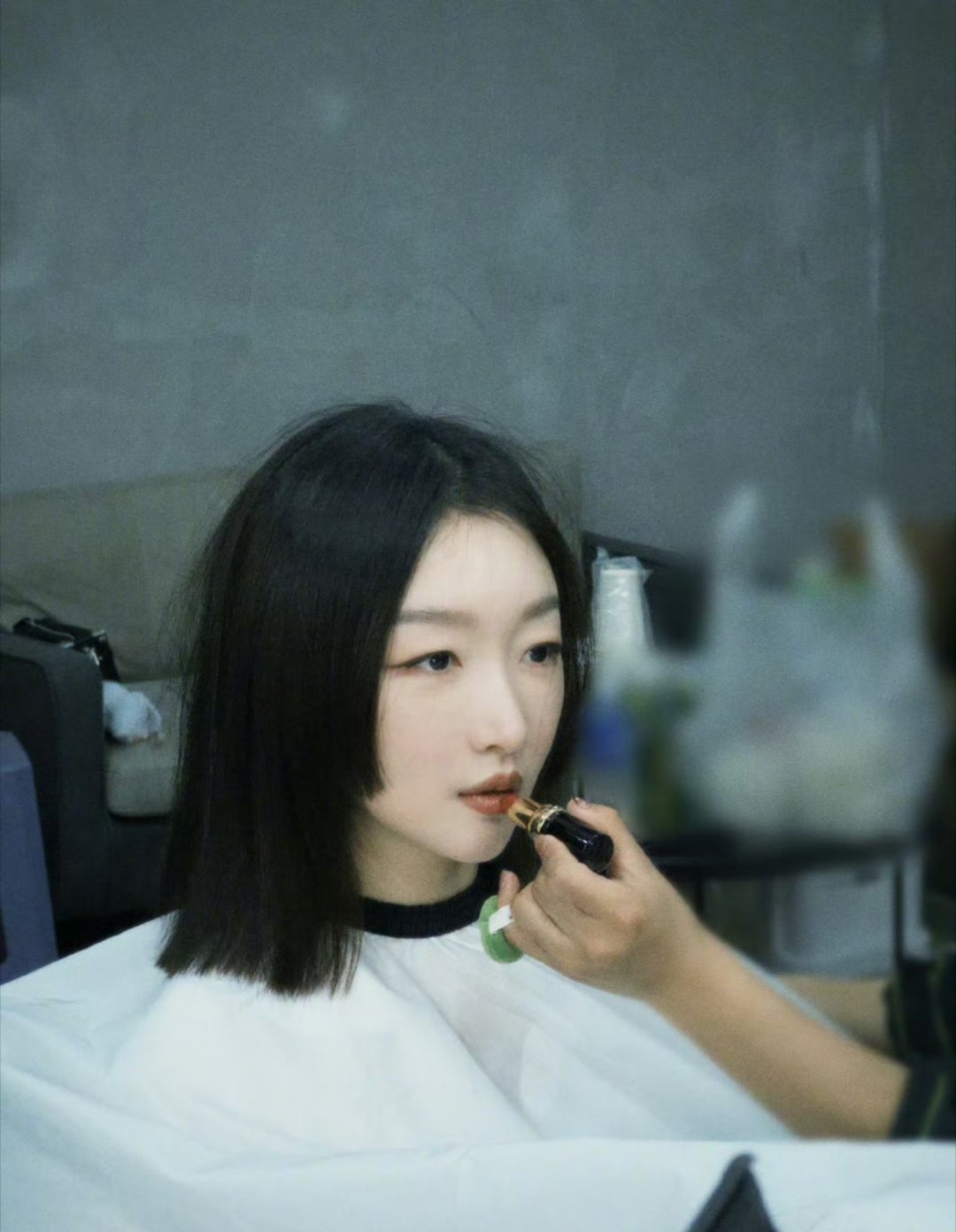 北京这么早就下雪了嘛？周冬雨要注意保暖呀！ 