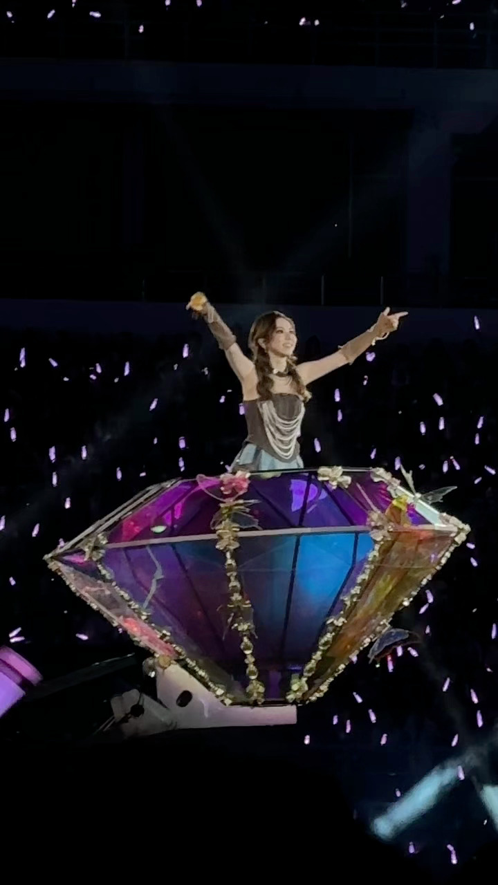 邓紫棋这是我们该有的距离吗点开前：能有多近啊？点开后：omg邓紫棋快空降到歌迷宝