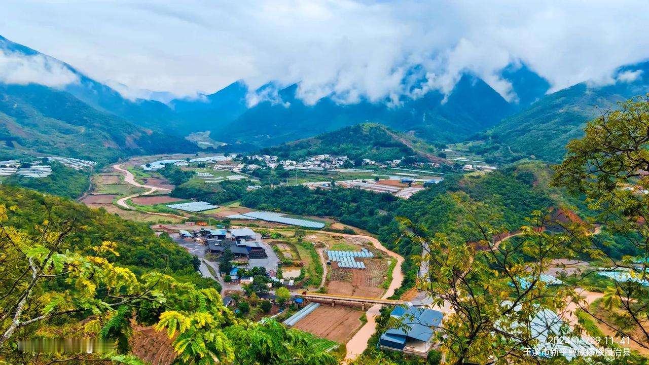 一路山色，随手拍一张风景照这是在云南自驾弥勒到建水国道随拍的几张照片。