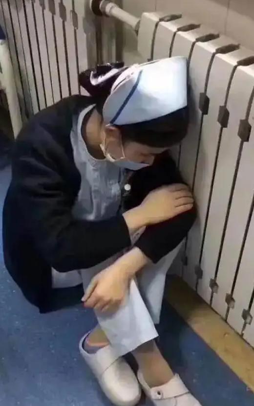 “钱我出，你必须进去！”广西玉林，一护士在给3岁患儿输液时，只因动作慢了半拍，被