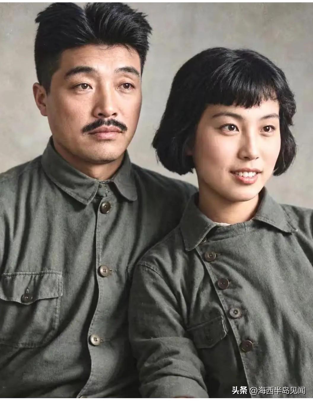 1942年，这是贺龙与薛明在延安的一张十分珍贵的新婚合影。贺龙元帅英俊帅气，薛明