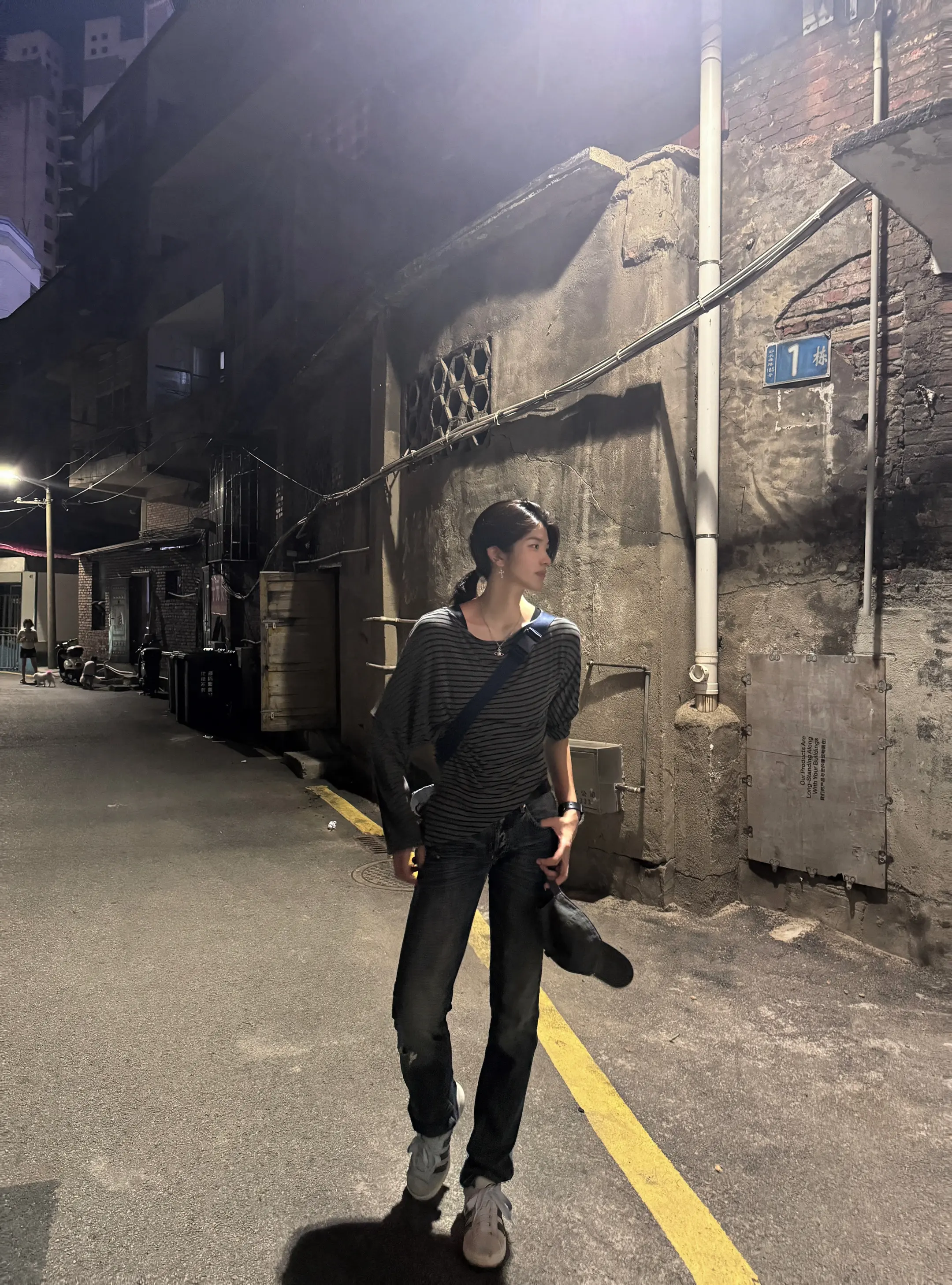 她们说今晚的夜色很好。应该有个人对我来撒娇