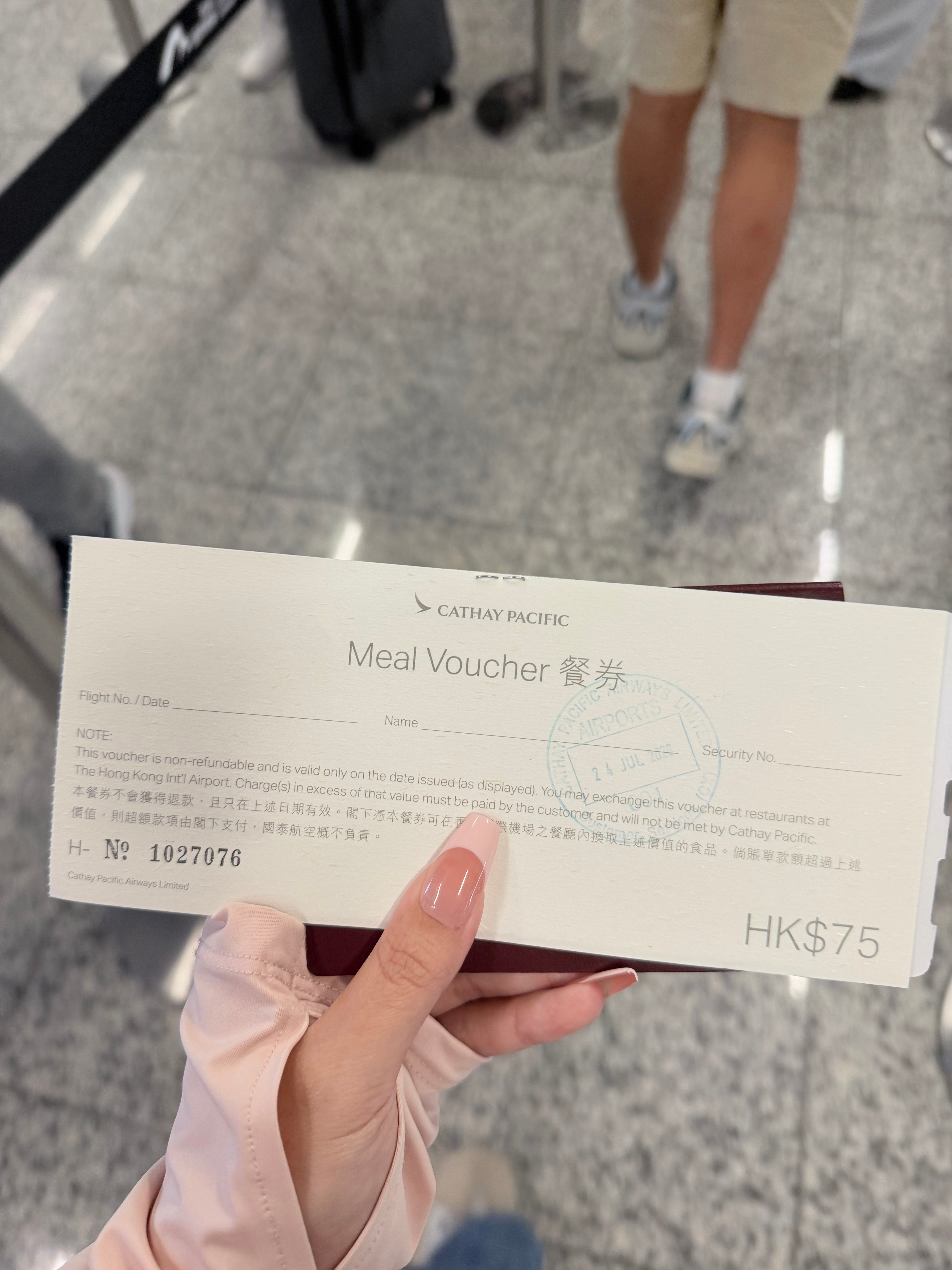 国泰故意的吧 延误一小时然后赔我75块钱最后还给我成田转羽田 笑死 更近了 