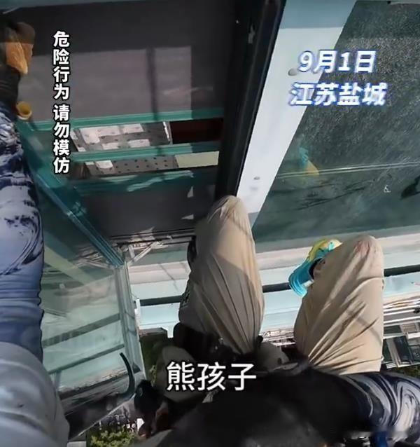 高空作业惊魂！熊孩子竟拿安全绳当玩具，工人直呼危险！
近日，江苏盐城一桩令人心惊