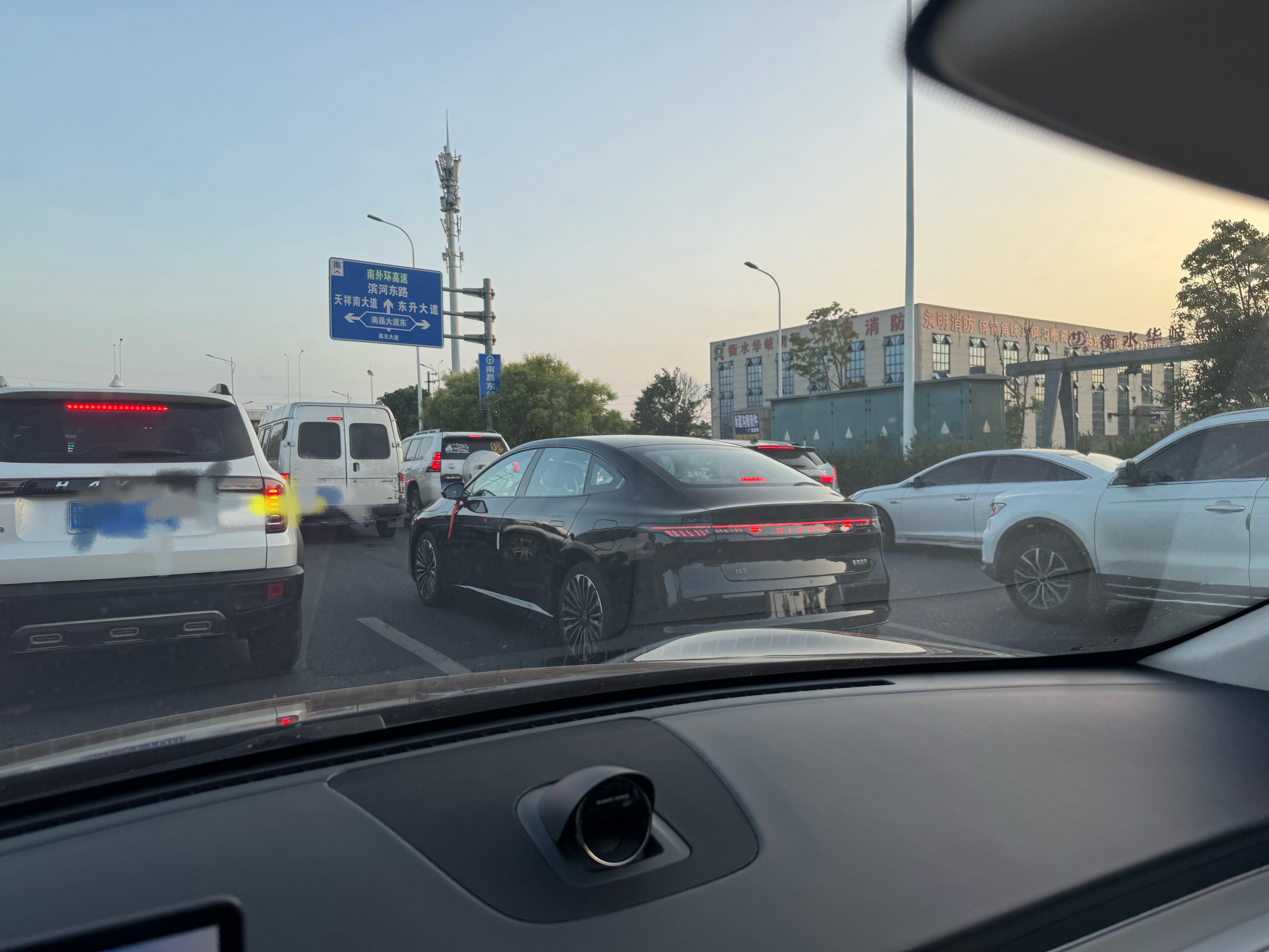 偶遇新车状态的日产·N7，黑色也不错的样子[酷] ​​​