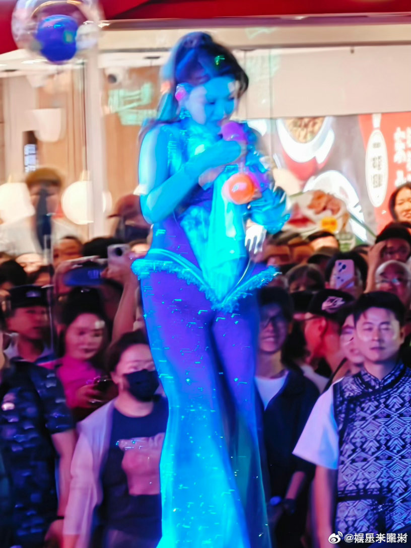 乌兰图雅人气爆棚了🚩嘹亮歌声唱响家乡舞台，台下歌迷热情呐喊，国民歌手排面直接拉