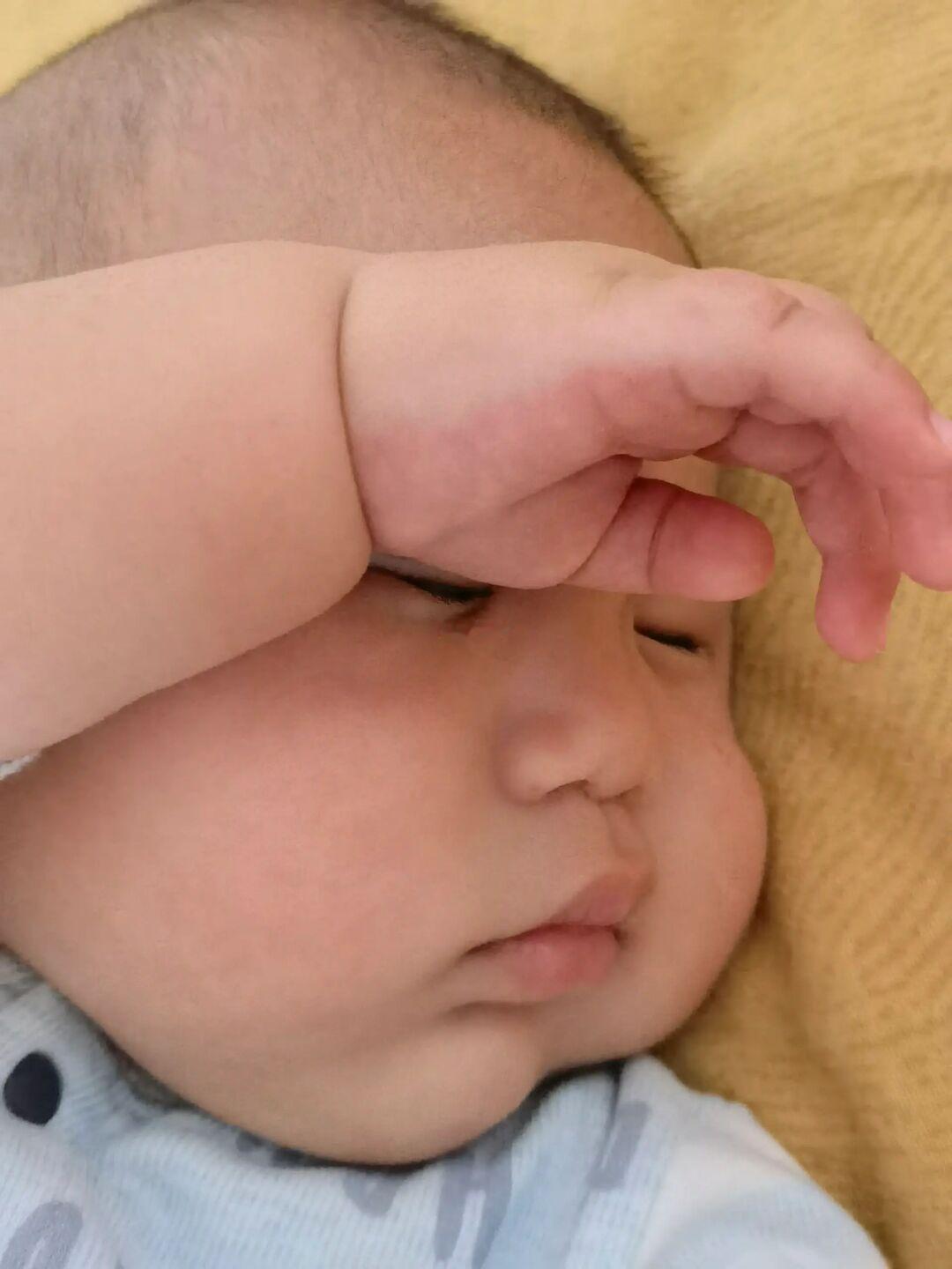 如果小婴儿总是在睡梦中笑