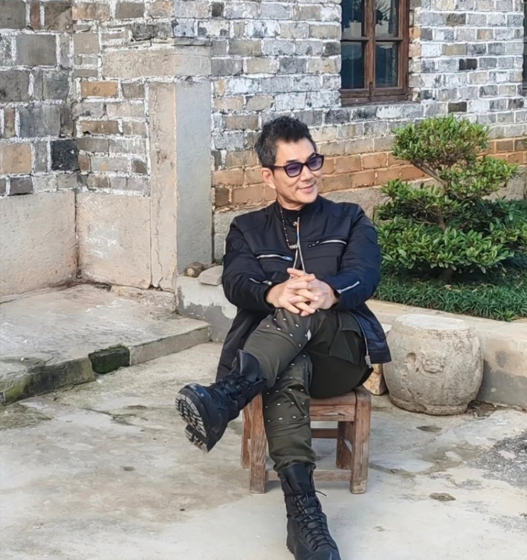 59岁任贤齐回湖北江夏老家探亲，他看起来苍老了好多，白发苍苍，皮肉松弛，真是岁月