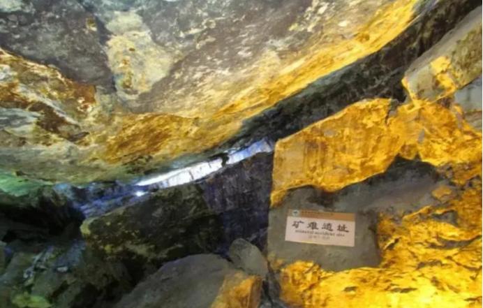 1965年的浙江遂昌，地质队员炸开麒麟头山的积水矿洞时，浑浊的水面下浮起的不仅是