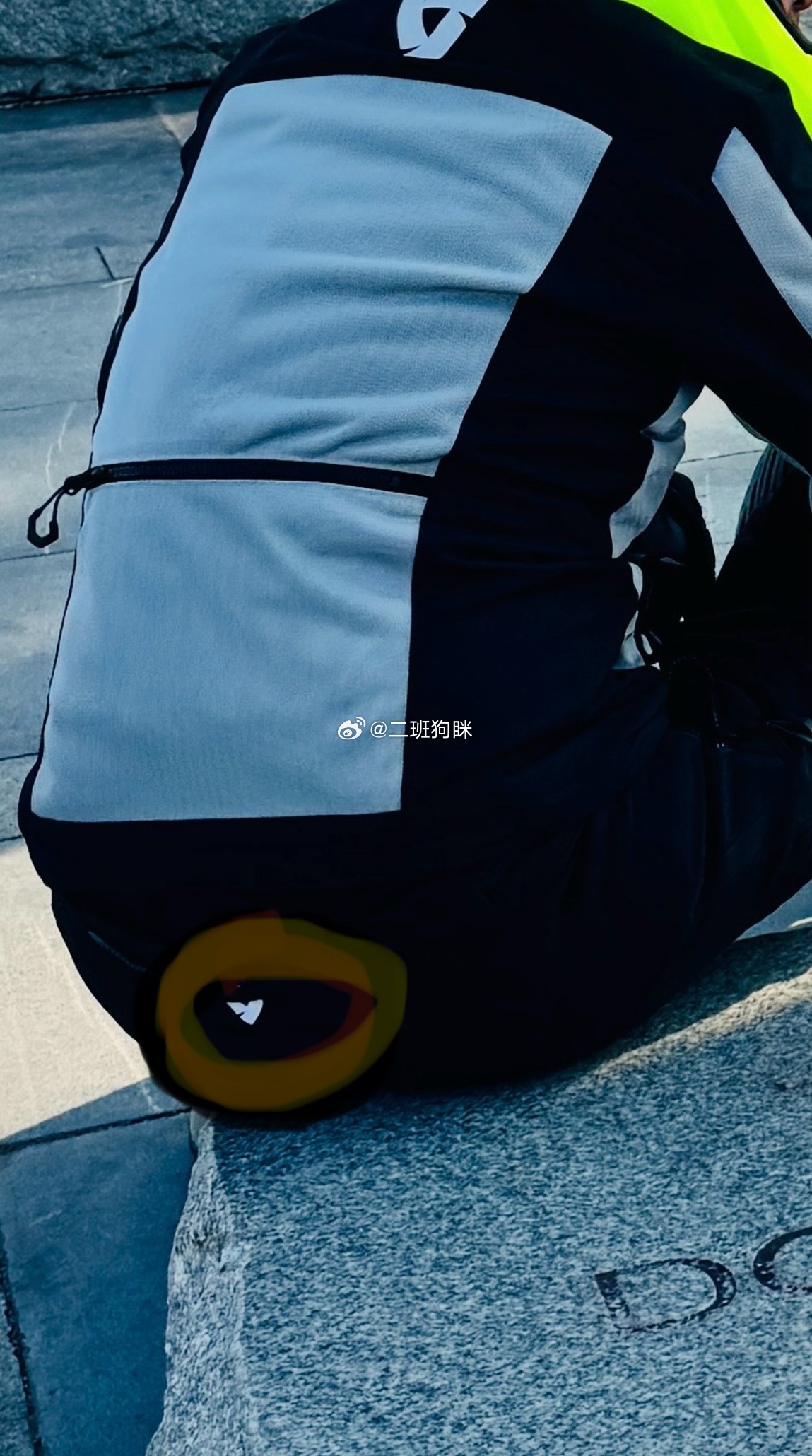 整理年初骑XMAX去广西摩旅的照片突然看到自己怎么有个白色的“屁眼儿”，仔细一看