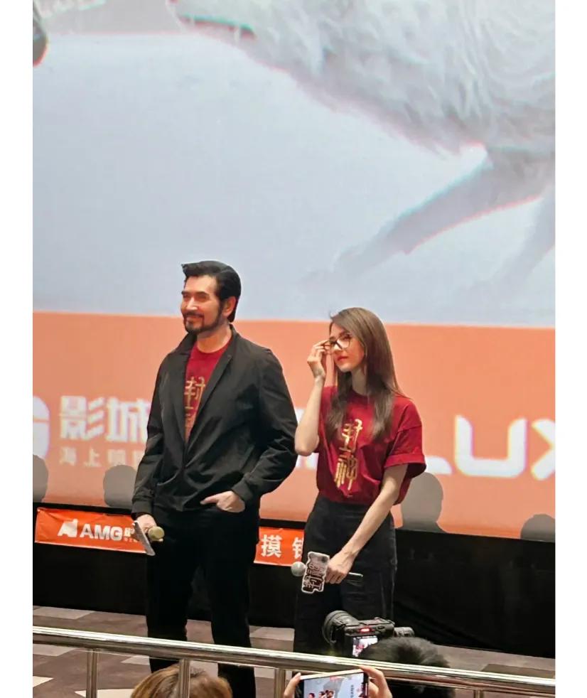 费翔带着小妲己来昆明啦~
说实话，以前对费翔的印象就是歌手和冬天里的一把火。
这