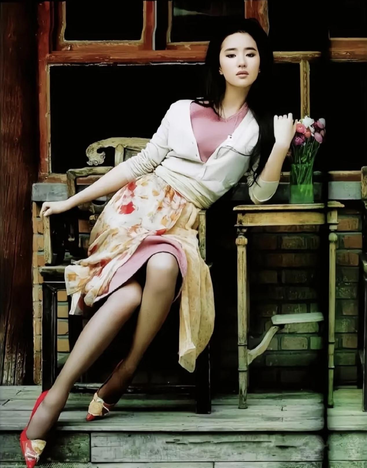 刘亦菲罕见旧照，这个妆造有点像巩俐，拍摄背景也很复古的风格。刘亦菲