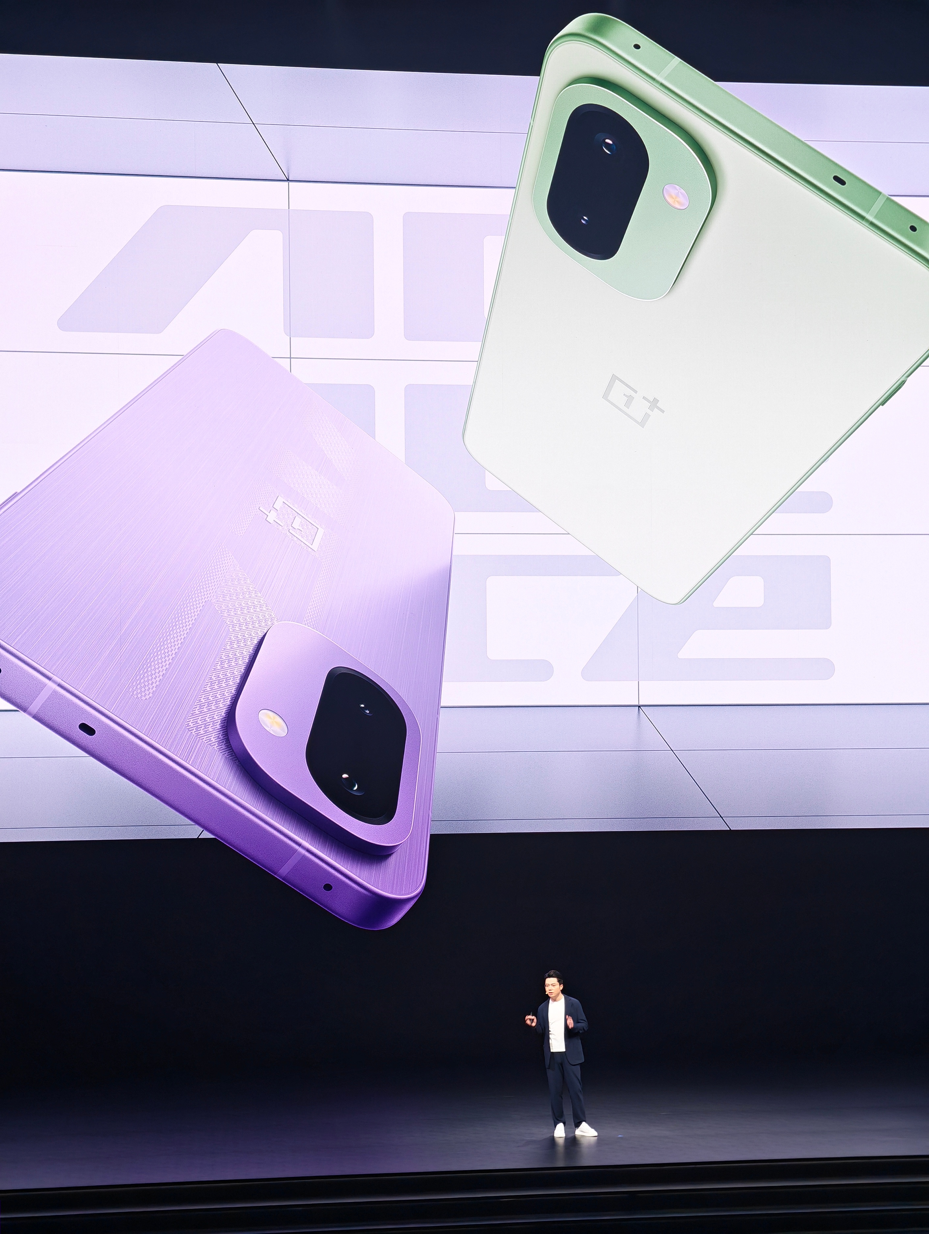 一加Ace6T的外观延续这代家族式的设计，怎么说呢，这种外观处理我真的很喜欢。而