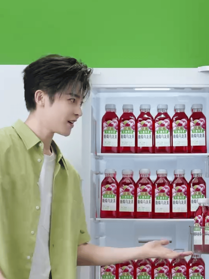 真的好萌哈哈哈哈哈，手还掂了一下“请您来喝～” ​​​