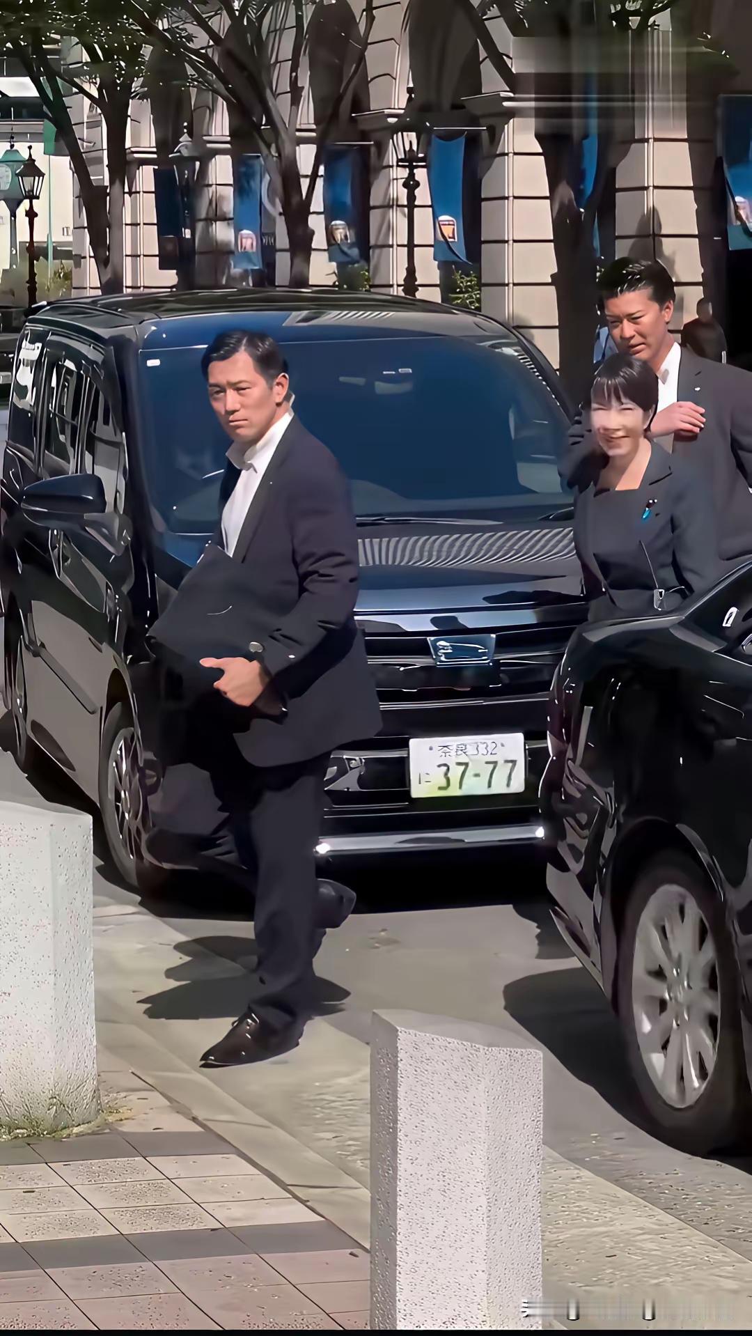 刚刚看到高市早苗从这辆黑色轿车下来，看这车牌号：37–77。是刻意为之想时时提醒