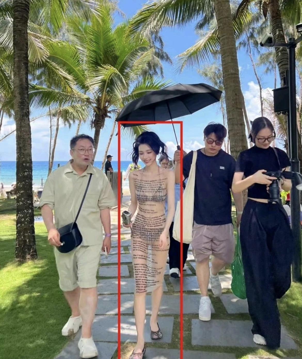 这得是不到90斤才能穿出这效果吧，女明星太不容易了[泣不成声]