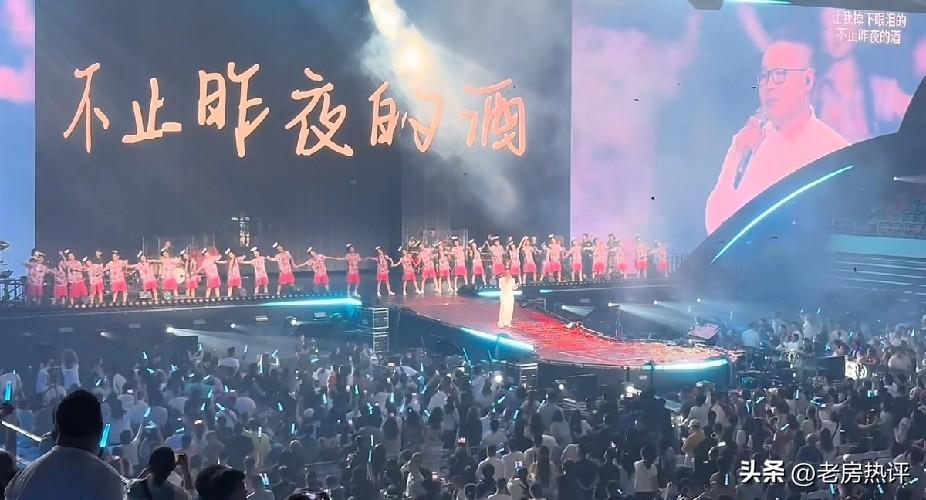 岳云鹏成都演唱会的视频今天在抖音刷屏了。昨天一万多人的体育馆座无虚席，无论怎么黑