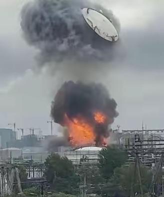 俄罗斯是不是该考虑核武了？

莫斯科最大炼油厂遭乌无人机群袭击爆炸燃烧，距离克里