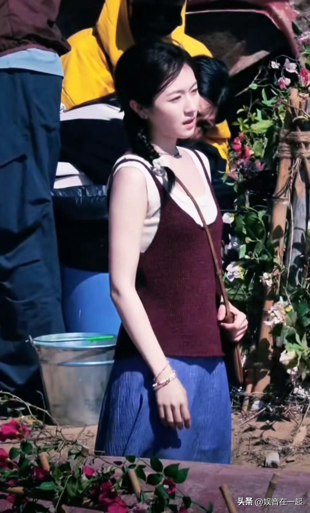 李兰迪《海岛舒服日志》的侧麻花辫路透简直绝了！灵动俏皮的模样，少女感直接溢出屏幕