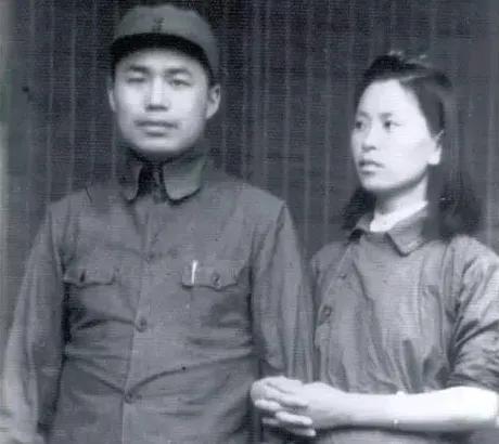 王近山有个外号，叫“王疯子”。这个外号是怎么来的？原来，早在红军时代，王近山就喜