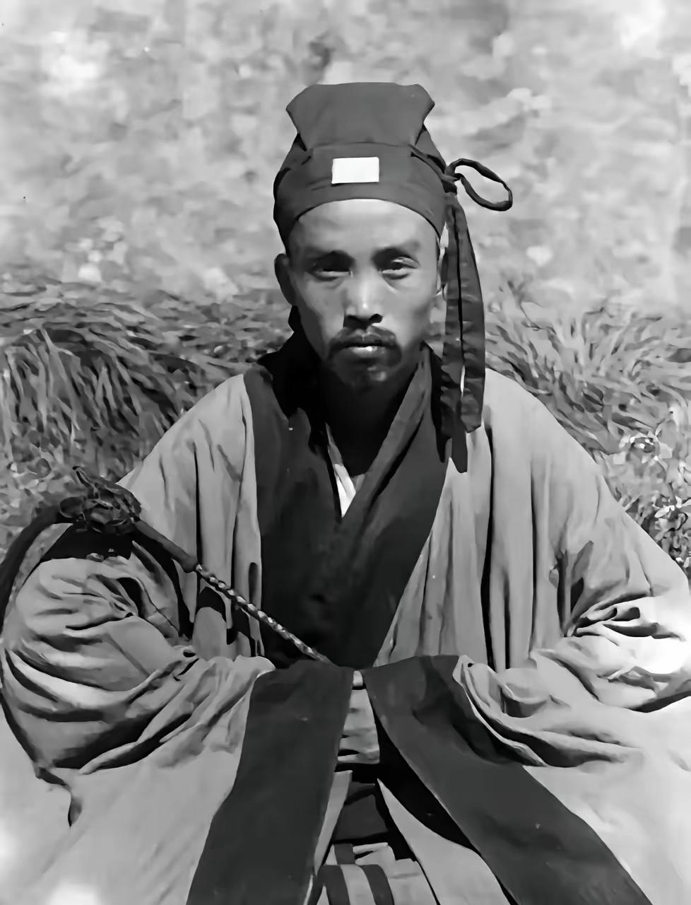 1938年，一个道士路过日军驻守的哨卡时，因为没有向日军鞠躬，结果被鬼子打个半死