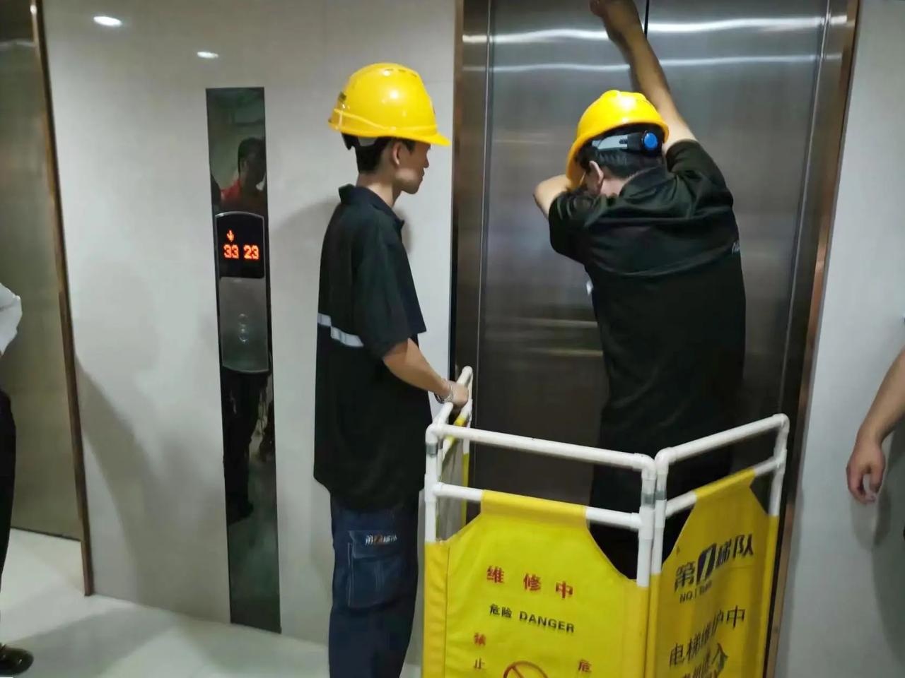 小区物业因"业主不交物业费"关停电梯服务，老人突发疾病只能抬下12楼，物业公司回